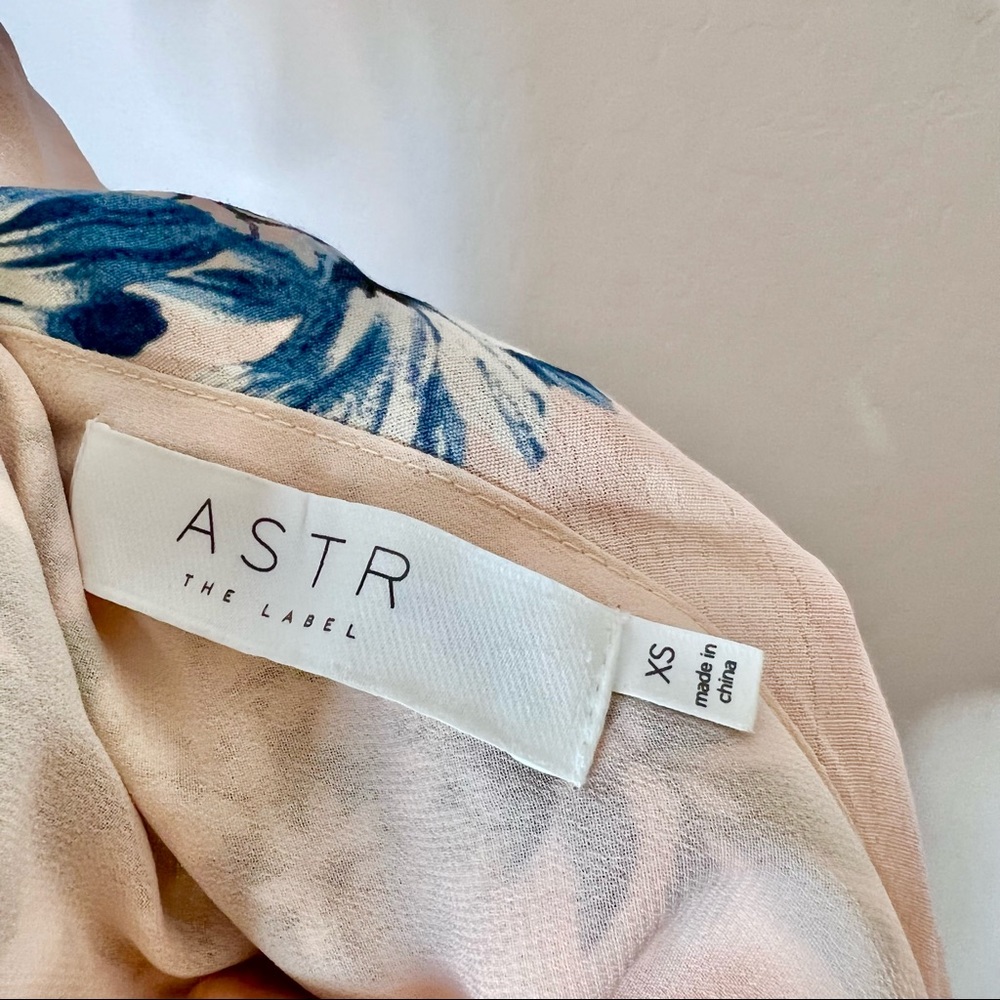 NWT ASTR The Label Yessenia Floral Wrap Midi Dress. Size XS - Picture 12 of 13